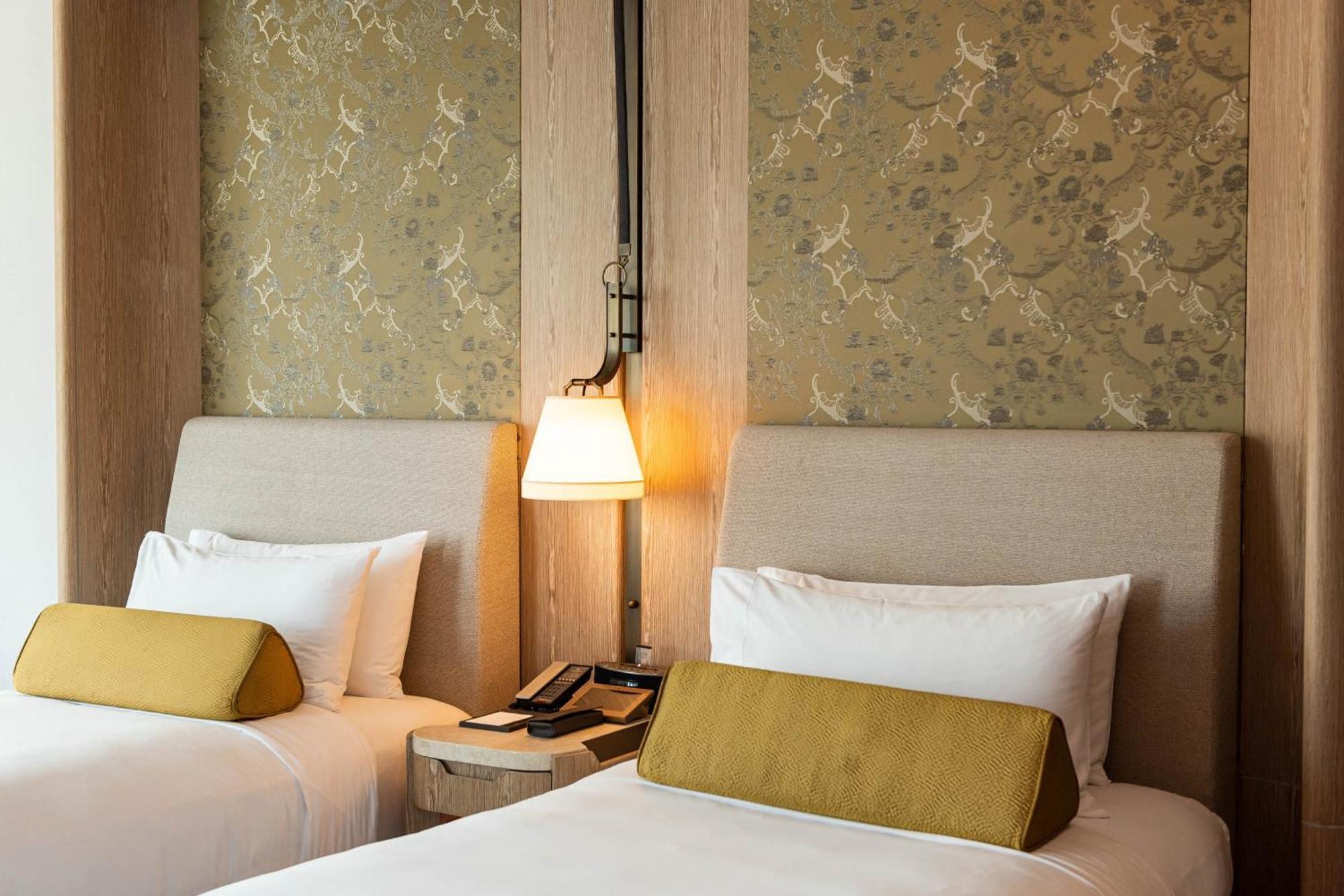 Waldorf-Astoria-Bangkok-Hotel-Exterior (1)